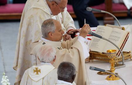 El Papa León XIV celebra su misa inaugural en la Plaza de San Pedro, en el Vaticano, el 18 de mayo de 2025. REUTERS/REMO CASILLI
