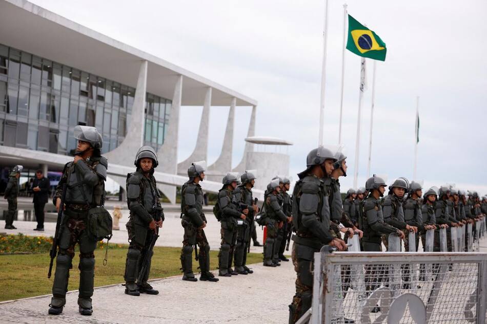 Policía de Brasil custodia los edificios de los tres poderes_Reuters