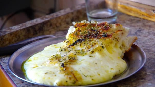 Cuánto sale la fugazzeta rellena en La Mezzetta, lleva más de un kilo de muzzarella y es considerada la mejor de CABA