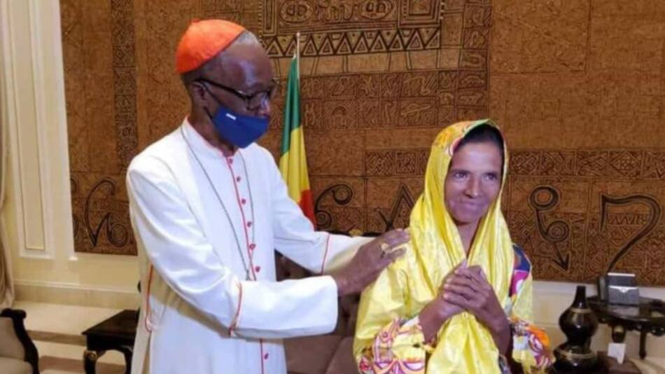 Gloria Cecilia Narváez junto a un religioso de Malí, NA