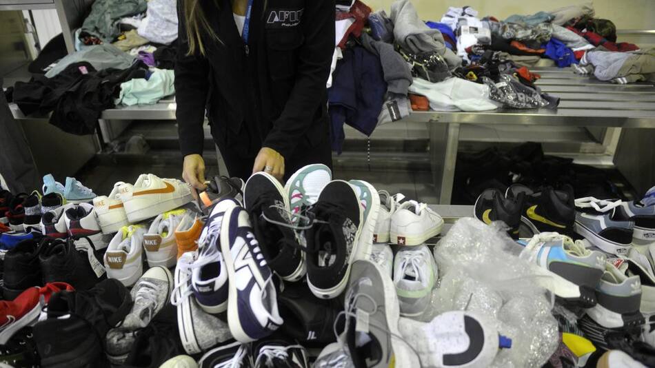 Secuestro de 100 pares de zapatillas que un turista quería ingresar al país. Video: Aduana.