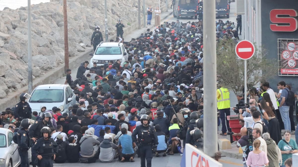 Traslado de inmigrantes al puerto en Ceuta.