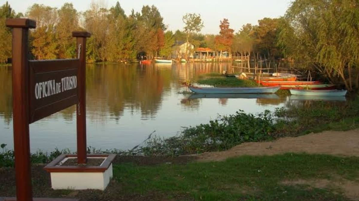 Vista panorámica de Villa Paranacito, en Entre Ríos, con canales navegables, vegetación isleña y paisajes naturales característicos del Delta del Paraná.