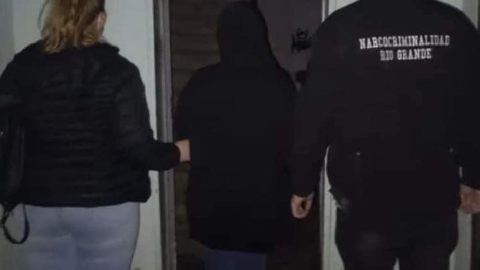 Detención de la mujer que vendió la torta. Foto: infofueguina.