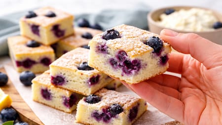 Recetas dulces y saludables para días de lluvia: cómo hacer exquisitos cuadraditos de ricota y arándanos