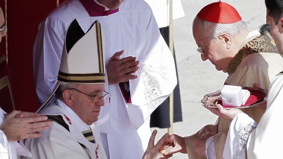El anillo del Pescador del papa Francisco. Foto: Reuters/Stefano Rellandini