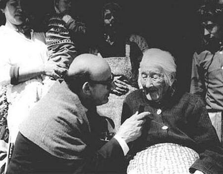 Monseñor Enrique Angelelli junto con los pueblerinos de La Rioja