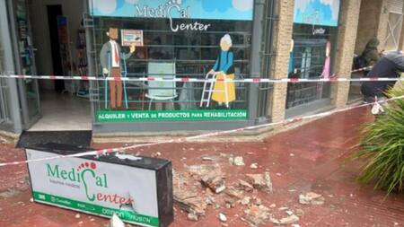 Se le cayó un cartel. Foto: NA.