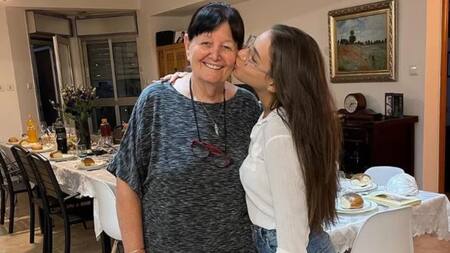 Mor Bayder con su abuela. Foto: Twitter