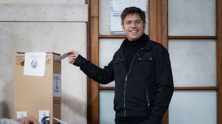 Axel Kicillof votó en una escuela en la ciudad de La Plata.