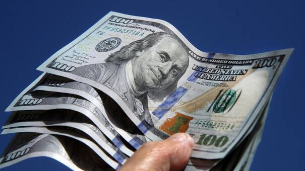 El dólar blue retrocedió y redujo la brecha en la previa a las PASO