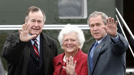 George Bush, Barbara Bush y George W. Bush, ex primera dama de Estados Unidos, Reuters