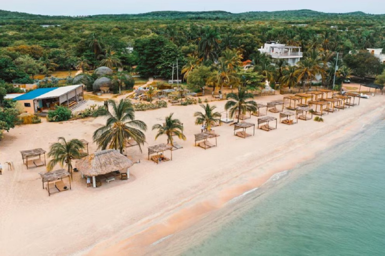Hotel Fénix Beach, acusado de arrojar residuos en zona de manglar de Tierra Bomba. Foto: Instagram/fenixbeachcartagena