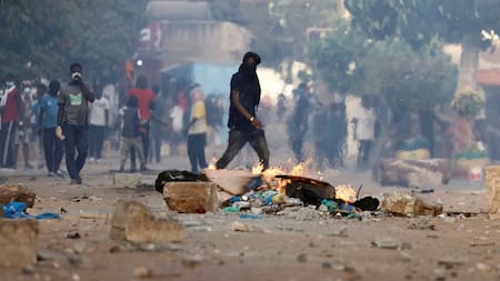 Barricada en llamas durante los enfrentamientos con las fuerzas de seguridad después de que Sonko fuera sentenciado a prisión, en Dakar, Senegal. Fuente: Reuters.s