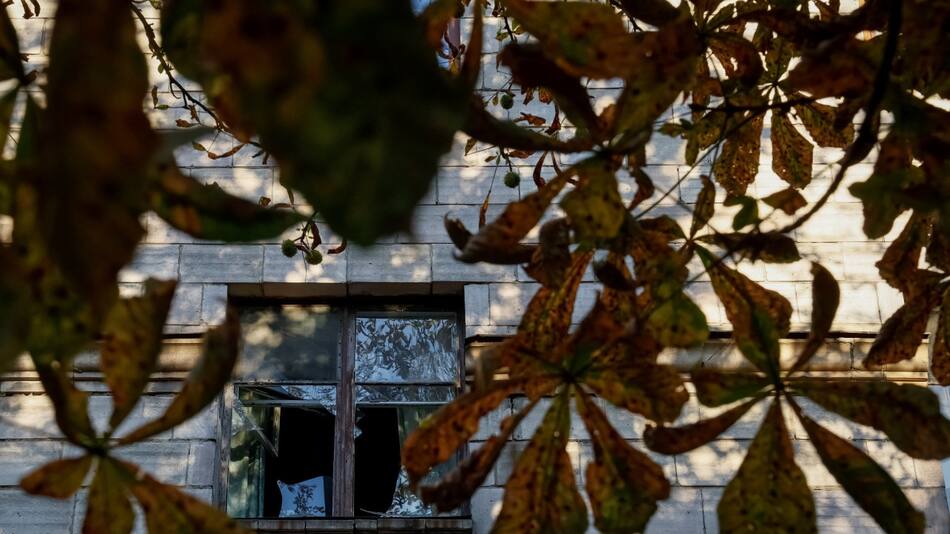 Ventanas rotas como consecuencia del ataque. Foto: Reuters.