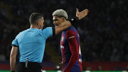 La expulsión de Araujo cambió el rumbo del partido. Foto: Reuters