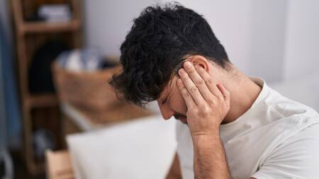 El síntoma principal del "oído de nadador" es el enrojecimiento en la parte externa de la oreja. Foto: Freepik.