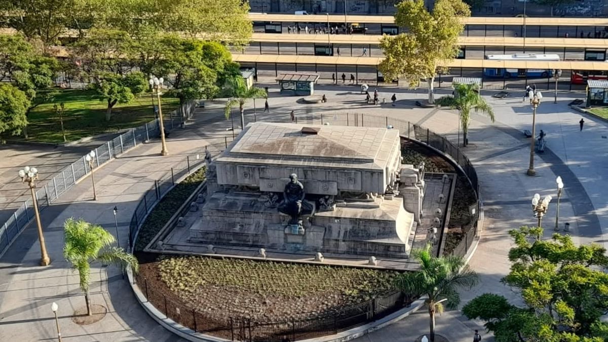 En pleno corazón de Balvanera, miles de pasajeros pasan cada día frente a una tumba monumental sin advertirlo