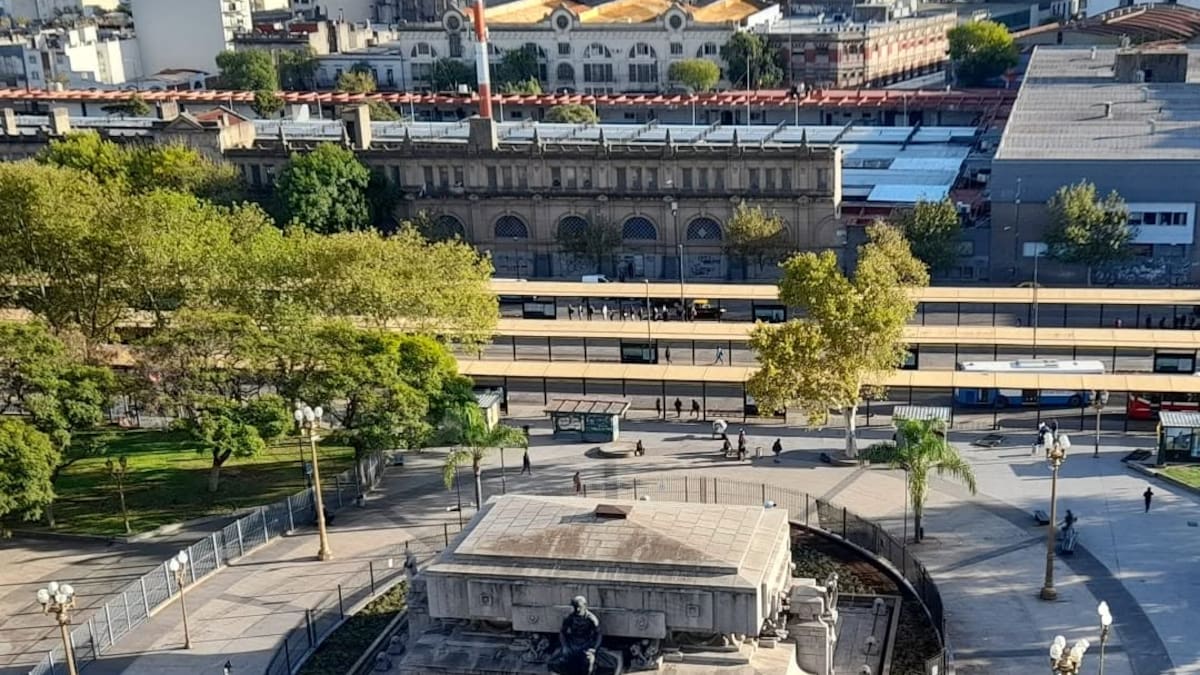 El barrio porteño donde descansa el presidente más odiado: tiene la estación más transitada y su nombre genera confusión en los ciudadanos