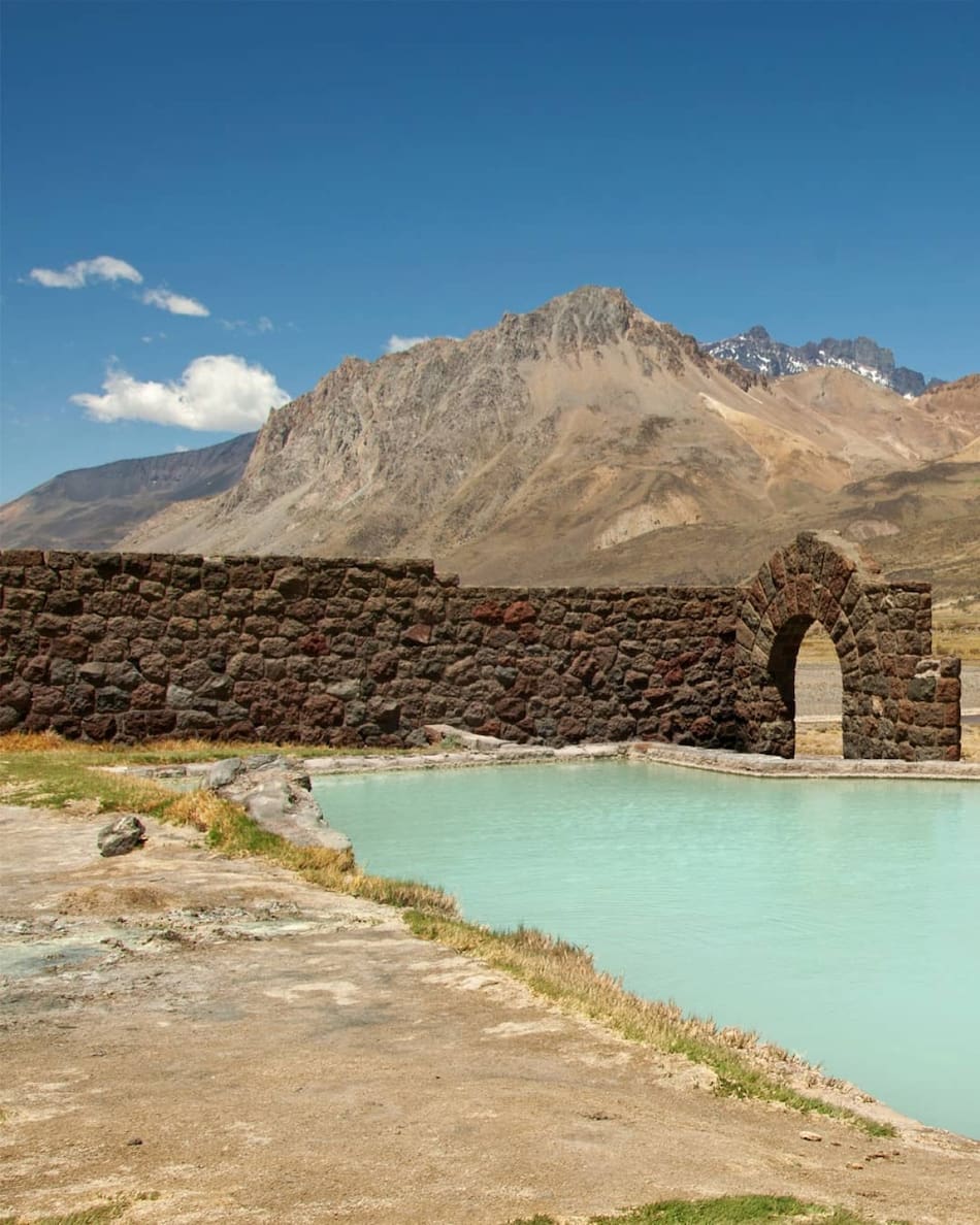 Hotel Termas El Sosneado, Mendoza. Foto Instagram @ravelfotografia