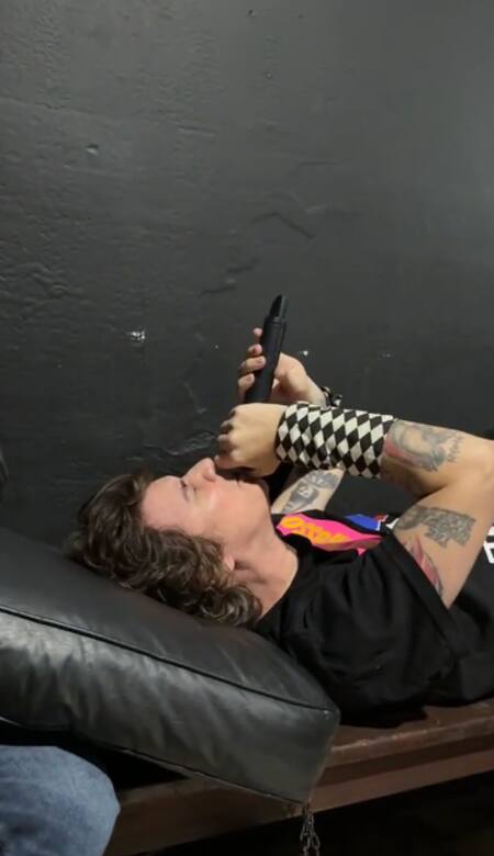 Maxi Trusso cantando desde una camilla tras su accidente en Niceto. Foto: @cuacko_gb