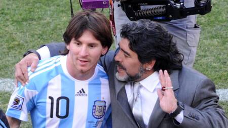 Lionel Messi y Diego Maradona en Sudáfrica 2010. Foto: NA.