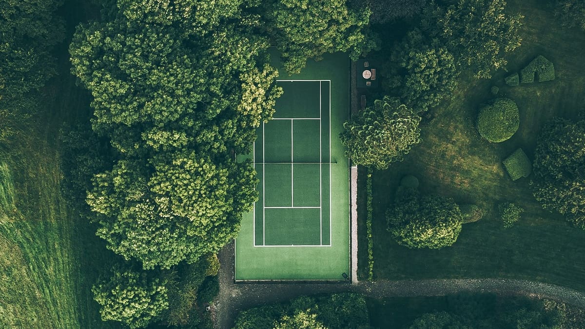 Canchas de tenis de arcilla verde, el aliado inesperado contra el cambio climático.