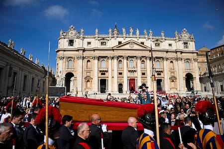 Traslado del cuerpo del papa Francisco a la Basílica de San Pedro. Foto: REUTERS/Dylan Martinez