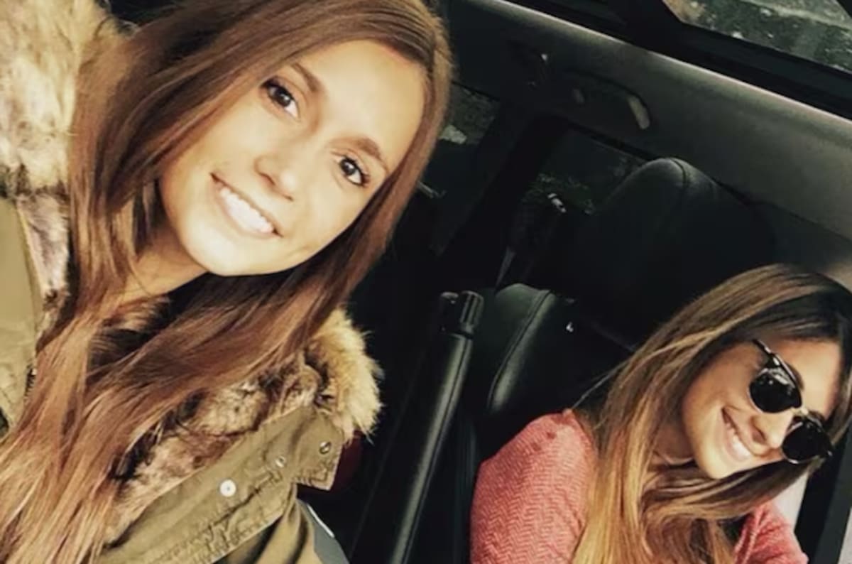 Carla Roccuzzo y Antonela Roccuzzo durante un encuentro familiar, en una imagen que muestra a las hermanas nacidas en Rosario.