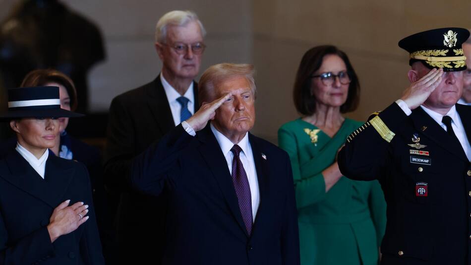 Donald Trump tras haber sido investido como el nuevo presidente de los Estados Unidos. Foto: Reuters.