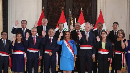 Dina Boluarte y el gabinete de Perú. Foto: EFE