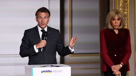 Emmanuel Macron y su esposa, Brigitte. Foto: Reuters.