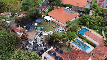 Autoridades trabajan en la zona del accidente aéreo en San Pablo, Brasil. Foto: Reuters