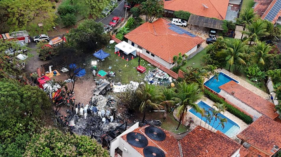 Autoridades trabajan en la zona del accidente aéreo en San Pablo, Brasil. Foto: Reuters