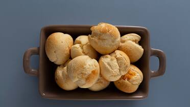 En el Día Mundial del Pan, la receta fácil y rápida para hacer el mejor pan de queso sin amasado