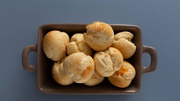 En el Día Mundial del Pan, la receta fácil y rápida para hacer el mejor pan de queso sin amasado