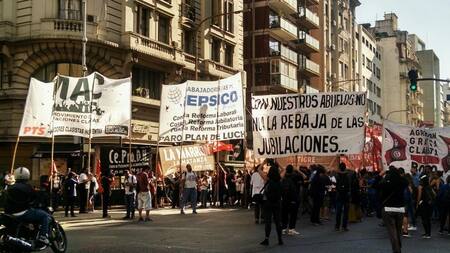 Corte en Callao y Corrientes por la reforma previsional