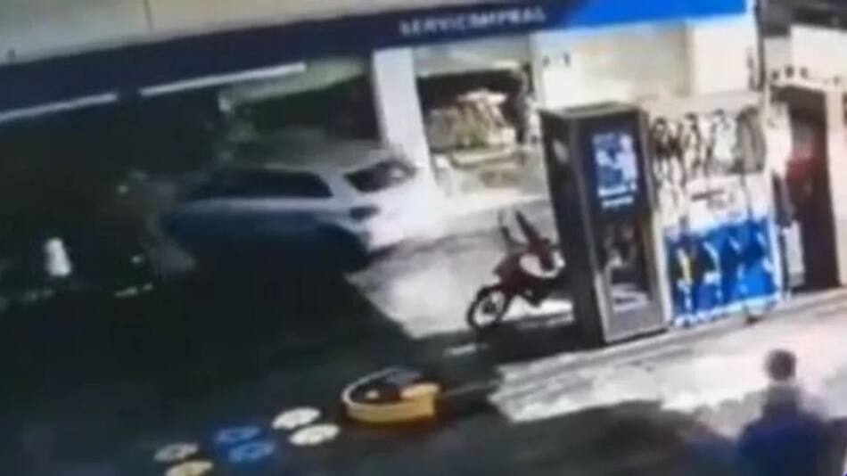 Impactante choque contra una estación de servicio en San Juan. Foto: Captura de video.