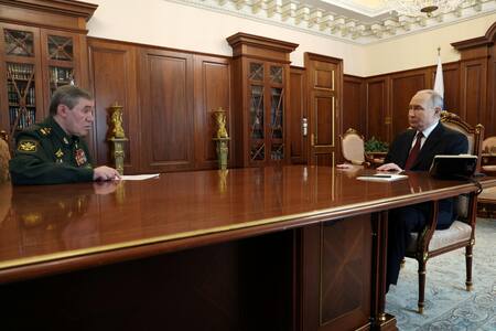 Encuentro de Vladimir Putin con el jefe del Estado Mayor ruso, Valeri Guerásimov. Foto: REUTERS.