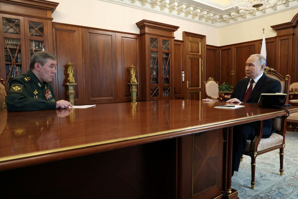 Encuentro de Vladimir Putin con el jefe del Estado Mayor ruso, Valeri Guerásimov. Foto: REUTERS.