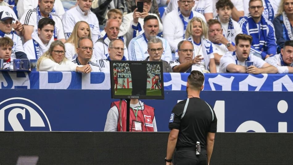 VAR, fútbol. Foto: Reuters