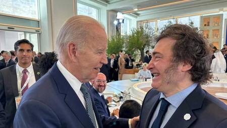 Javier Milei con el presidente de Estados Unidos Joe Biden en la cumbre del G7. Foto: NA