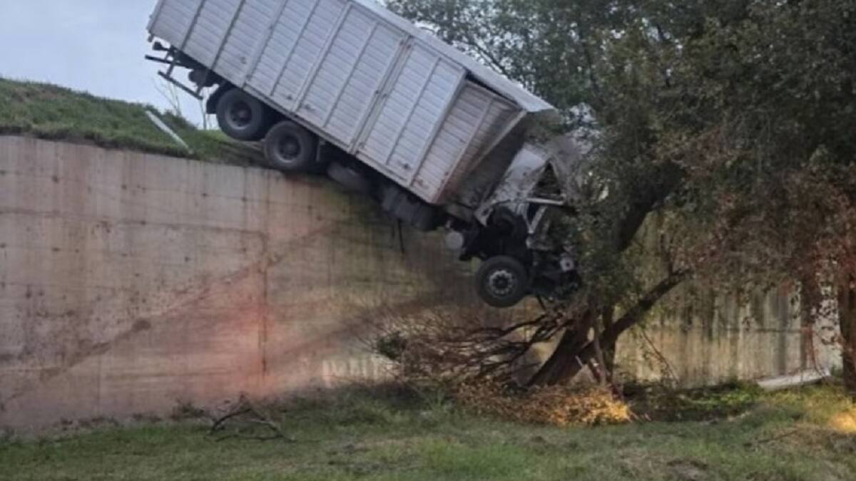 Impactante choque en la autopista Córdoba-Rosario: un camión quedó colgado sobre la Ruta 13