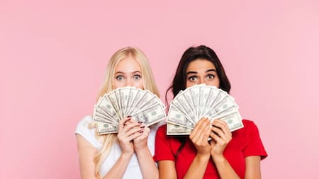 Los mayores de 13 años pueden abrir cuentas bancarias en dólares. Foto: Freepik.