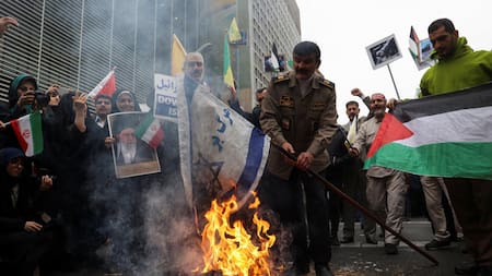 Efectivos de inteligencia iraní disparan a drones. Foto: Reuters.