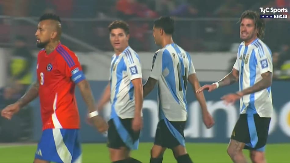 Cruces entre Rodrigo De Paul y Arturo Vidal. Foto: Captura.