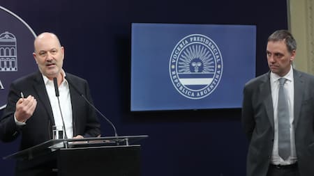 Federico Sturzenegger y Manuel Adorni. Foto: Presidencia.