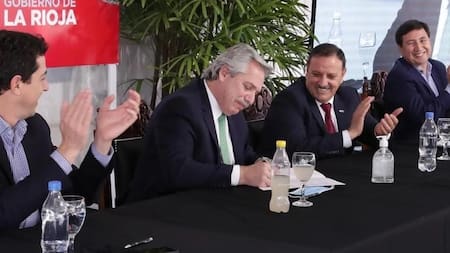 Alberto Fernández con Daniel Arroyo, quien dejará el Ministerio de Desarrollo Social