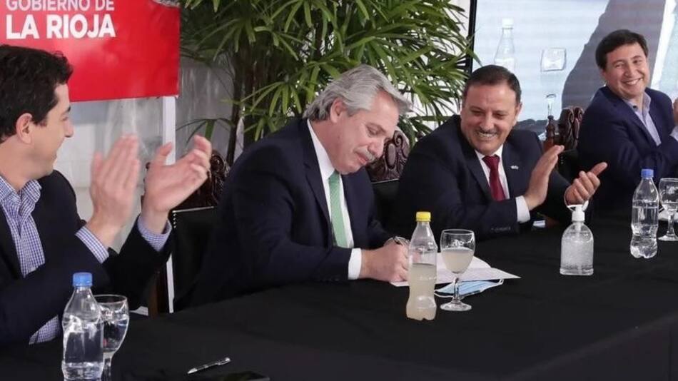 Alberto Fernández con Daniel Arroyo, quien dejará el Ministerio de Desarrollo Social