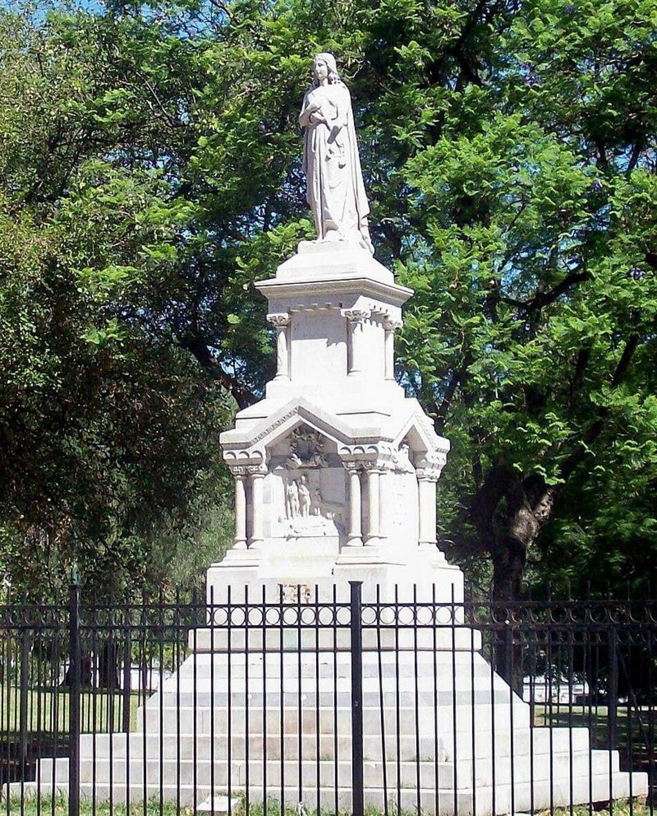 Monumento erigido en 1873 a los caídos por la fiebre amarilla